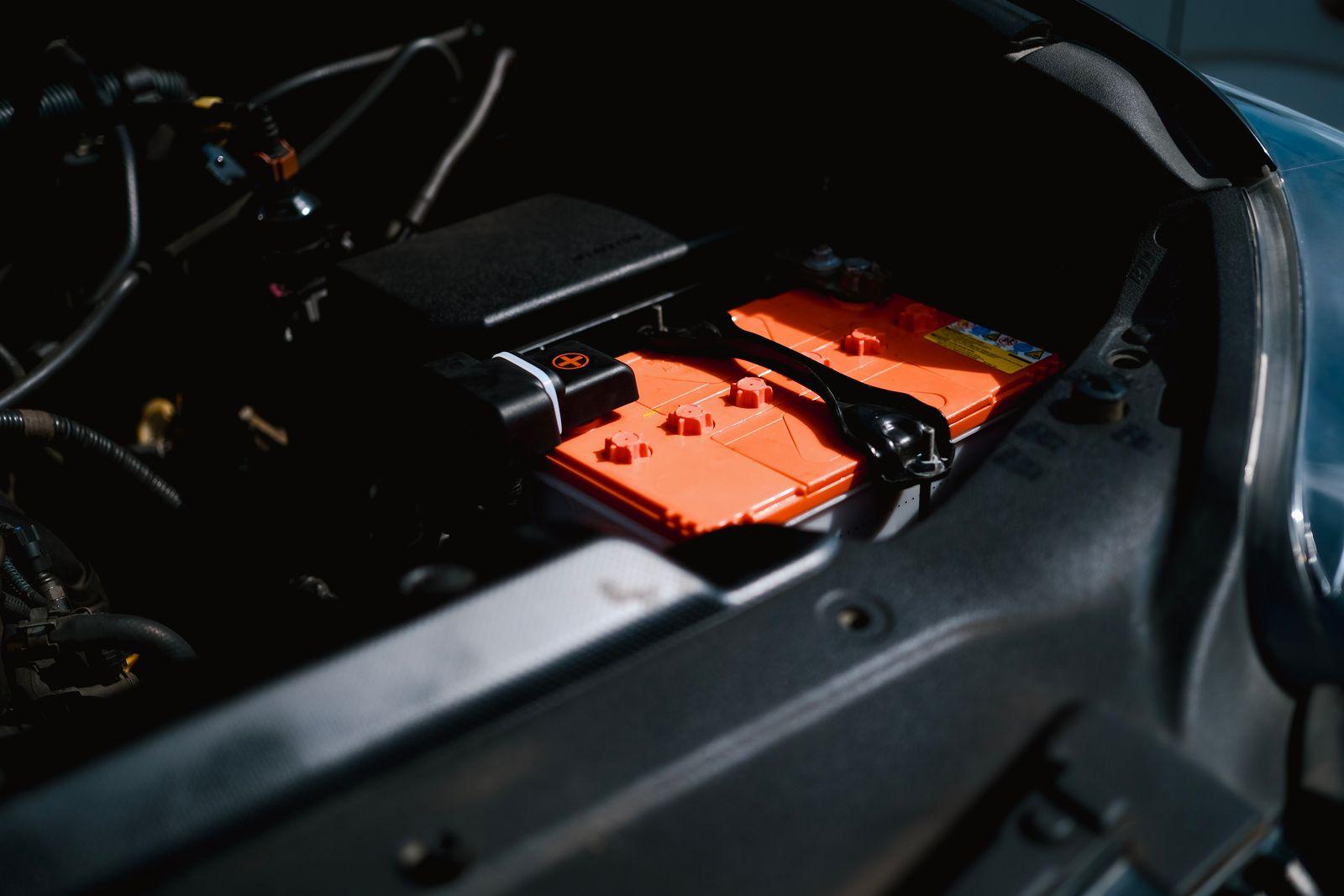 Bateria de carro elétrico visível no compartimento do chassi