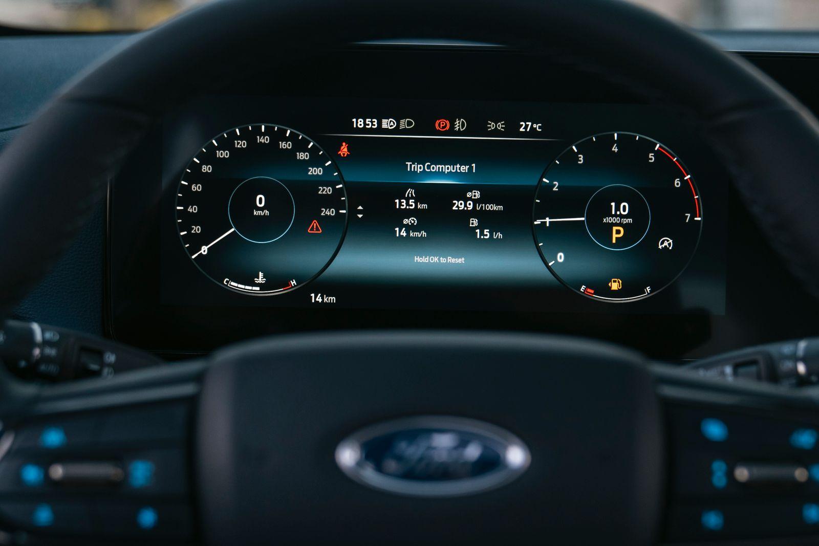 Painel digital de carro elétrico exibindo dados de velocidade e autonomia